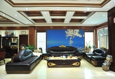 Căn nhà có diện tích khoảng 500m2, các căn phòng đều rộng lớn, với trần thạch cao lắp đèn chiếu sáng tạo cảm giác thanh tao và nhẹ nhàng.