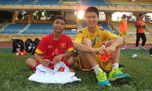 Tuy nhiên, Bùi Thanh Bình -bản sao Công Phượng cho biết quê em ở Thanh Trì (Hà Nội) và không có họ hàng với cựu đội trưởng U19 Việt Nam (quê ở Đô Lương, Nghệ An). Không chỉ xuất hiện trên sân tập của U19, cậu bé 15 tuổi Thanh Bình còn đạp xe hơn 10 km tới sân Hàng Đẫy để xem các buổi tập của CLB Hà Nội T&T.