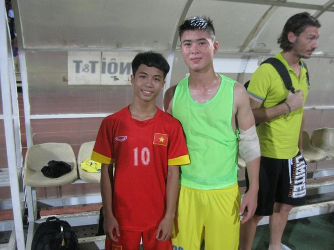 Duy Mạnh - tuyển thủ U23 Việt Nam ngạc nhiên trước khuôn mặt cậu bé giống hệt người đồng đội.