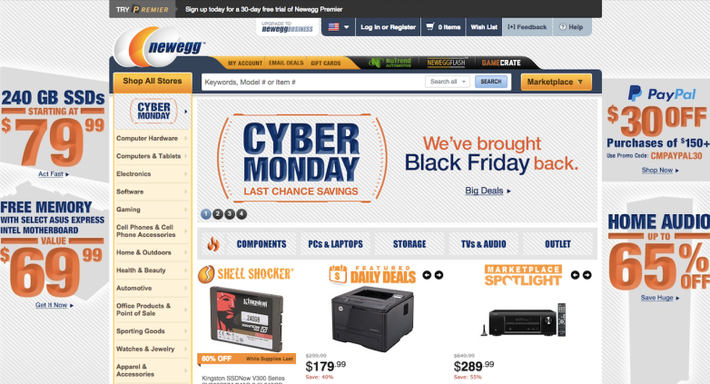 Trong ngày Cyber Monday, khách hàng có thể dễ dàng lựa chọn sản phẩm giảm giá để đặt mua trực tuyến mà không cần phải chen chúc tại các cửa hàng, siêu thị, trung tâm thương mại. Ảnh: BG.