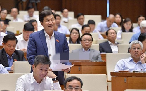 Tại buổi chất vấn của Quốc hội sáng 1/11, khi trả lời đại biểu về việc thanh tra, xử lý 12 dự án thua lỗ ngành Công thương, Tổng Thanh tra Chính phủ Lê Minh Khái cho biết đã có 4 dự án chuyển hồ sơ cho cơ quan điều tra. Ảnh: Quochoi.