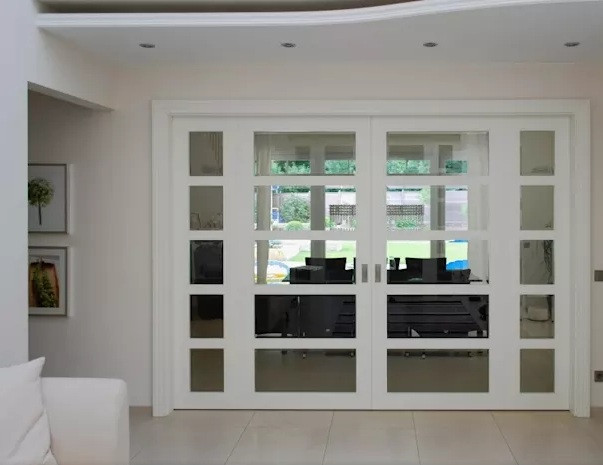 Cửa kính khung sắt, sơn màu trắng đẹp lôi cuốn.