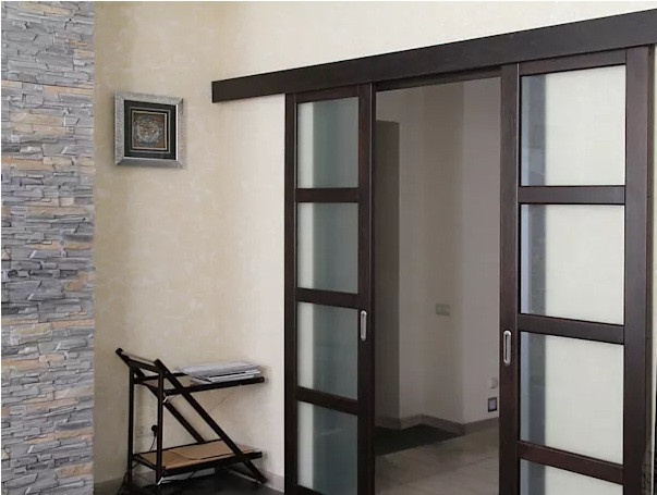 Cửa kính viền gỗ đơn giản mà sang trọng.