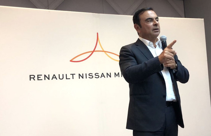 Năm 2016, sau khi Nissan mua lại 34% cổ phần của Mitsubishi Motors, ông Ghosn cùng lúc đảm nhiệm 3 chức vụ chủ tịch và CEO của Renault, chủ tịch của Nissan và chủ tịch của Mitsubishi. Ảnh: Inside EVs.