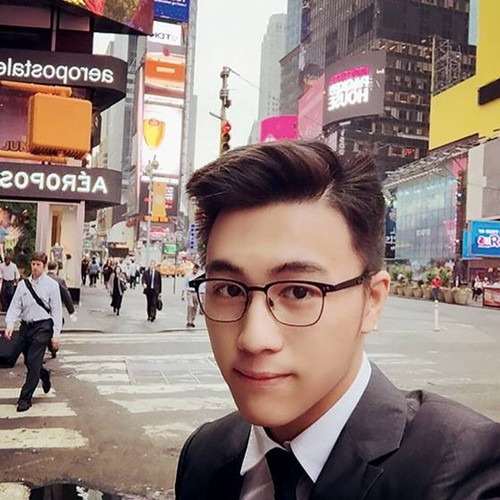 Mario Ho được biết đến bởi tài năng Toán học siêu đỉnh và từng được mời tham gia cuộc thi Olympia Toán học Thế giới trong nhiều năm liền. Bên cạnh đó, chàng thiếu gia này là một trong số những thạc sĩ Tài chính trẻ tuổi nhất tốt nghiệp ở Mỹ. Ảnh: Tiin.