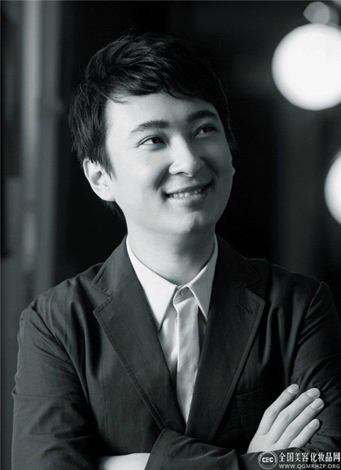 Và chỉ một thời gian ngắn sau đó, Vương Tư Thông bắt đầu lập nên sự nghiệp huy hoàng của riêng mình. Tư Thông đạt được nhiều thành công khi tham gia vào các lĩnh vực đầu tư, chứng khoán, thể thao điện tử và cả giải trí. Ảnh: Sina.