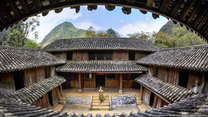 Khu dinh thự Vua Mèo còn được gọi là dinh thự họ Vương hay Nhà Vương, tọa lạc trong một thung lũng thuộc địa bàn xã Sà Phìn, huyện Đồng Văn, Hà Giang. Ảnh: VOA.
