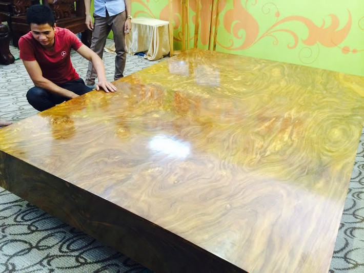 Chiếc sập dài 2,3m, rộng 1,7m và nặng 1,3 tấn. Ảnh: Vietnamnet.