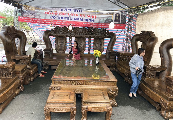 Gần đây, dân chơi đồ gỗ xôn xao về bộ bàn ghế quốc voi "tay 32" của nghệ nhân Nam Định được hét giá 3 tỷ đồng. Ảnh: Lao động.