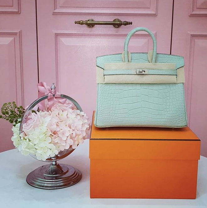 Đáng chú ý là chiếc túi xách cá sấu màu Blue Atoll của Hermes giá 1,5 tỷ đồng. Ảnh: Vietnamnet.