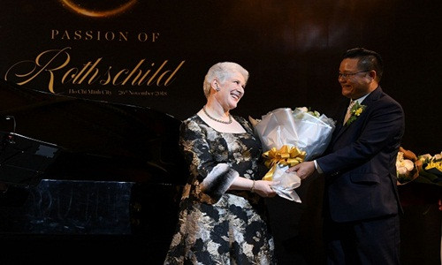 Mới đây, bà Nam tước Baroness Charlotte de Rothschild - thành viên của gia tộc giàu có Rothschild - đã xuất hiện trong sự kiện giao lưu văn hóa LINA Concert ở TP HCM. Ảnh: Enternews.