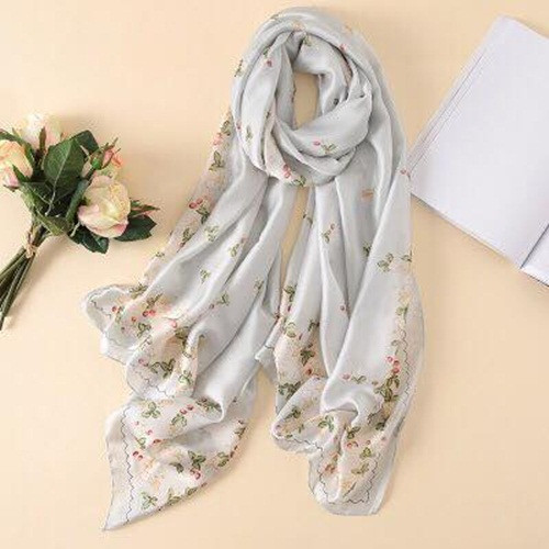 Trên diễn đàn, nhiều bậc phụ huynh gợi ý khăn lụa tơ tằm làm quà tặng 20/11. Một chiếc khăn sẽ mang lại cảm giác ấm áp và thời trang trong tiết trời se lạnh ở miền Bắc. Ảnh: FB Mai Thu Thủy.