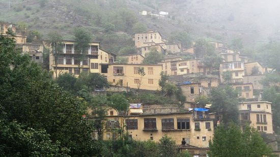 Nằm trên sườn núi cao của dãy Alborz, làng Masouleh (tỉnh Gilan, Iran) nổi tiếng với toàn bộ thiết kế đều là nhà mái bằng. Ảnh: TripAdvisor.