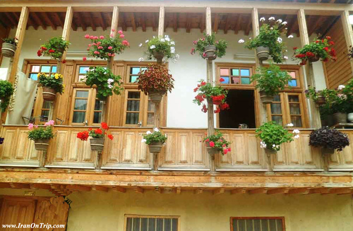 Mặt tiền có nhiều cửa sổ để đón nắng. Ảnh: Trip To Iran.