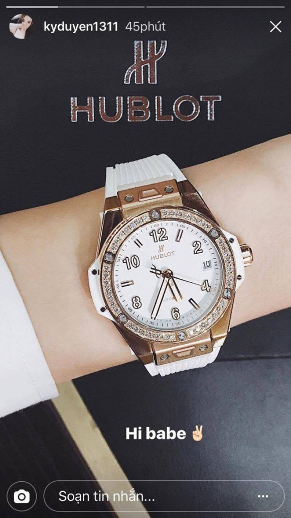 Thêm một chiếc Hublot Big Bang One Click King Gold giá 600 triệu đồng của Kỳ Duyên. Ảnh: 2sao.