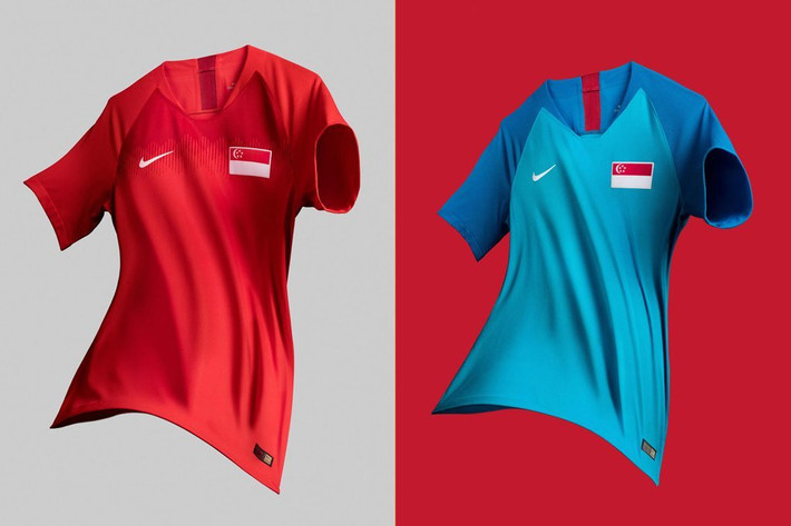 Áo đấu của đội tuyển Singapore đắt nhất trong số 10 đội tuyển tham dự AFF Cup 2018 khi ở ngưỡng 77 USD. Trang phục mới của đội tuyển Singapore lấy cảm hứng từ sinh vật thần thoại được gọi là Merlion – đầu sư tử, mình cá. Màu xanh dương của áo đấu tại sân khách mang nét hiện đại của Singapore, nơi các tòa nhà chọc trời phản chiếu xuống mặt biển.