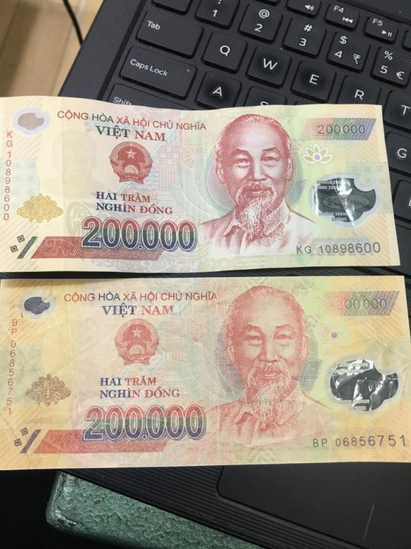 Khi đưa cửa sổ nhỏ tới gần sát mắt, nhìn xuyên qua cửa sổ tới nguồn sáng phù hợp (có thể là ngọn lửa, bóng đèn sợi đốt, đèn đường, đèn flash điện thoại) sẽ nhìn thấy hình ảnh hiện lên xung quanh nguồn sáng. Lưu ý đối với những tờ tiền cũ, cửa sổ nhỏ thường có nhiều vết xước nên sẽ ảnh hưởng đến chất lượng của hình ảnh.