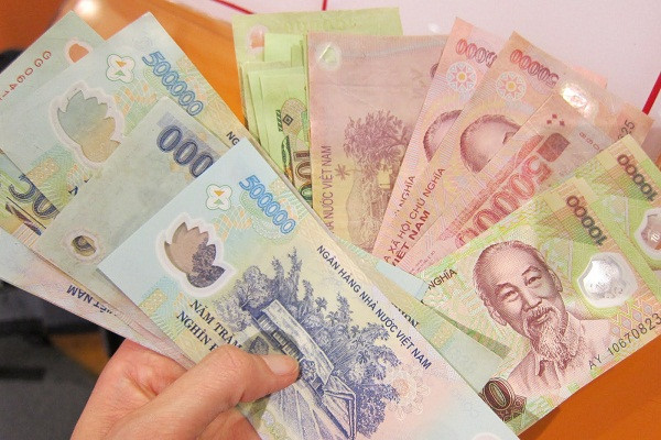 Bạn cũng có thể kiểm tra độ bền bằng cách kéo, xé nhẹ ở cạnh (mép) tờ tiền (lưu ý không kéo, xé đồng tiền ở vị trí đã bị rách) sẽ khó rách, khó bai giãn.