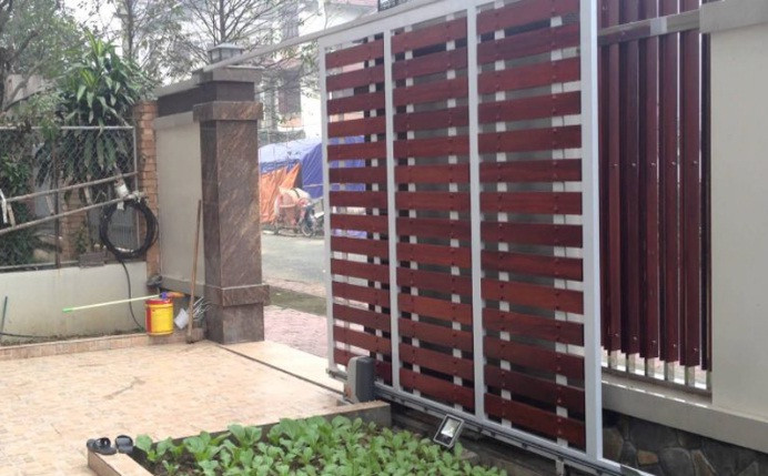 Cổng sắt lùa được sử dụng nhiều trong các ngôi nhà cấp 4, nhà phố 2, 3 tầng. Ảnh: Nhadat.