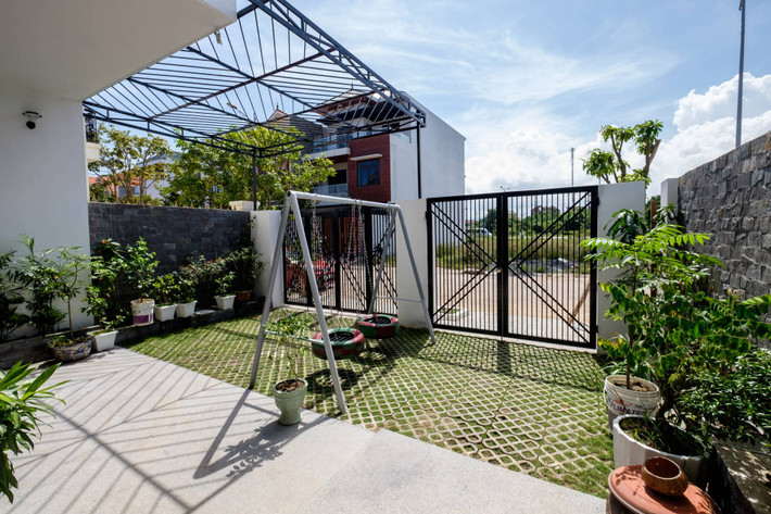Lối vào nhà ngập nắng.