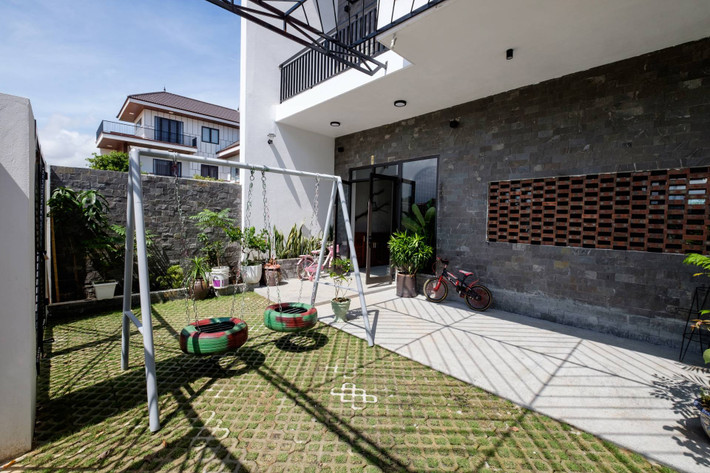 Ngôi nhà hướng nội nhưng vẫn đảm bảo thông thoáng và ánh sáng tự nhiên.