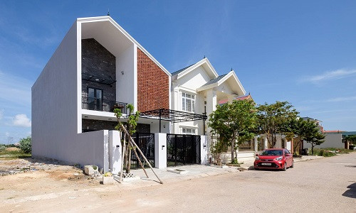 Tọa lạc trên mảnh đất 8x20m ở Đồng Hới (Quảng Bình), ngôi nhà 2 tầng PH House được nhóm kiến trúc sư Mét Vuông Studio thiết kế như một công trình hướng nội, giúp giảm áp lực của cuộc sống hiện đại.