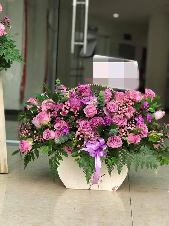 Với giá từ 200.000 - 500.000 đồng, bạn có thể lựa chọn được những bó hoa xinh xắn bao gồm hồng đỏ, hoa lan, hoa đồng tiền... là quà 20/11 đầy ý nghĩa tặng thày cô. Ảnh: FB Hoa Tươi Thúy.