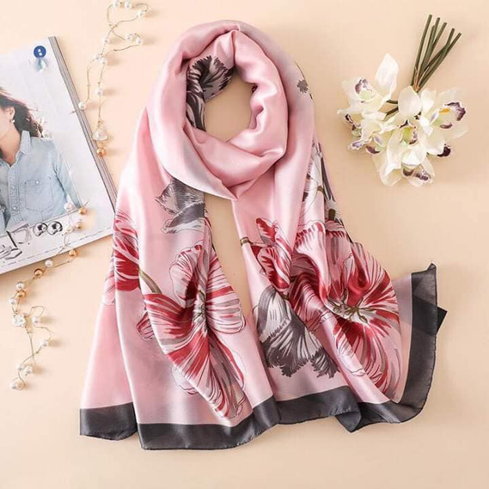 Giá khăn lụa dao động từ vài trăm đến cả triệu đồng. Tuy nhiên, trong tầm giá dưới 500.000 đồng, khách hàng vẫn có thể lựa chọn được nhiều mẫu ưng ý. Ảnh: FB Dao Thanh Thuy.