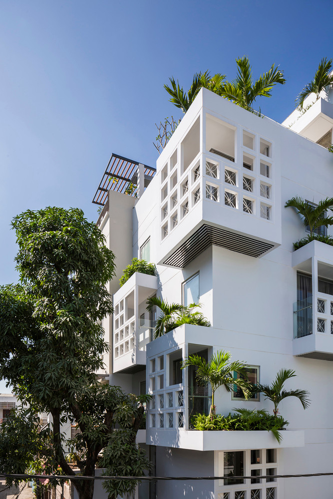 Nằm giữa khu dân cư đông đúc tại TP HCM, ngôi nhà CC Residence gây ấn tượng với thiết kế mặt tiền độc đáo lạ mắt.