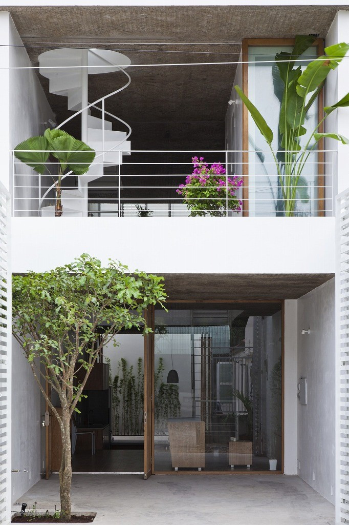 Mỗi một tấm sàn được bố trí ở độ cao khác nhau, tạo ra nhiều khoảng trống để dẫn ánh sáng phản xạ tự nhiên từ phía trên, mặt tiền và mặt sau vào trong nhà.
