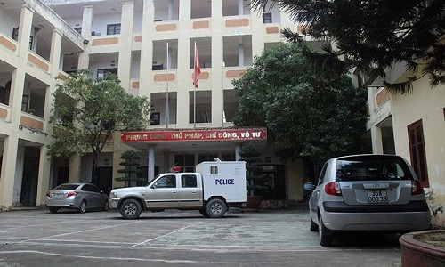 Sáng 6/11, TAND tỉnh Ninh Bình mở phiên tòa xét xử phúc thẩm bị cáo Vũ Văn Hùng (52 tuổi, trú Trường Yên, Hoa Lư, Ninh Bình, bị nhiễm HIV) về tội Dâm ô với trẻ em. Hùng chính là bị cáo trong vụ xâm hại một bé gái 11 tuổi gây phẫn nộ dư luận vào tháng 4/2017.Trong ảnh: trụ sở TAND tỉnh Ninh Bình.
