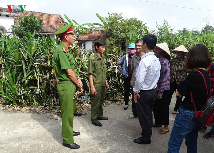 Sau khi hội ý, HĐXX tuyên bố hoãn phiên tòa với lý do bị cáo sức khỏe yếu và bị hại vắng mặt. Phiên tòa sẽ được mở lại vào ngày 28/11 tới. Trong ảnh: Người dân địa phương tập trung trước cửa nhà bị cáo./.