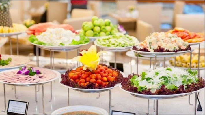 Tại đây, các cầu thủ đội tuyển Việt Nam có nhiều lựa chọn ăn uống, bao gồm cả những món ăn hợp khẩu vị của người Việt. Ảnh: Booking.