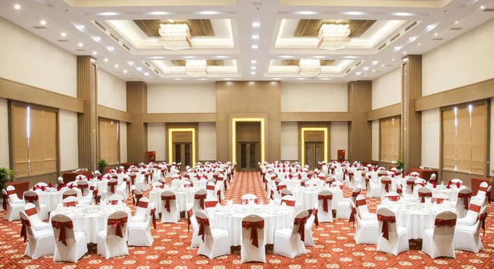 Hội trường lớn phục vụ các bữa tiệc. Ảnh: Booking.