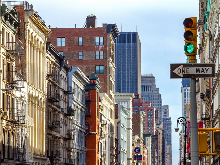3,8 triệu USD là giá nhà trung bình tại hạt New York (New York). Do giá nhà ở New York tăng cao nên những người mua nhà lần đầu tại đây thường rất khó tìm được căn có giá hợp lý.