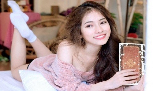 Ngọc Duyên Sara xuyên sở hữu gương mặt xinh đẹp và một giọng hát khá tố so với các ca sĩ trẻ hiện tại. Sinh ra trong gia đình truyền thống nghệ thuật, cô nàng theo học khoa thanh nhạc tại Học viện Âm nhạc Quốc gia Hà Hội và từng có thời gian du học ở Hàn Quốc.