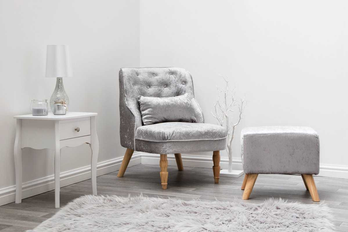 Vải nhung được đánh giá là xu hương dẫn đầu nhóm thiết kế nội thất mùa thu – đông 2018. Ngoài phòng khách, vải nhung còn phù hợp với phòng ngủ và ngay cả ban công.