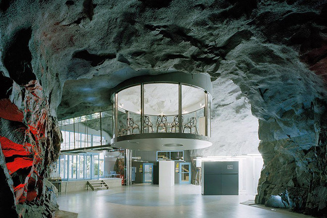Nằm bên dưới nền đá granite tại Stockholm, Thụy Điển, trung tâm dữ liệu được xây từ một hầm trú ẩn hạt nhân cũ vào năm 2008 bởi công ty kiến trúc Albert France-Lanord Architects. Ảnh: BI.
