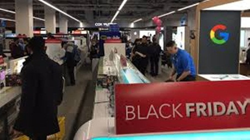 Bên cạnh đó, người mua cũng nên cân nhắc việc dùng tiền mặt để shopping thay vì dùng thẻ tính phí để không bị “vung tay quá trán” cho ngày mua sắm Black Friday. Ảnh: CBC.