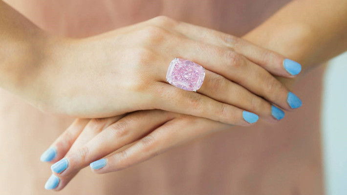 Có trọng lượng 37,30 carat, viên kim cương hồng Raj Pink được định giá trong khoảng 20 - 30 triệu USD. Ảnh: Courtesy Sotheby's.