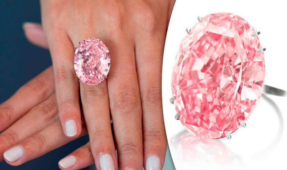 Các nghệ nhân đã làm việc trong gần hai năm mới cho ra đời tuyệt phẩm Pink Star. Ảnh: Daily Express.