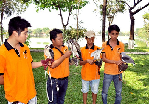 Giá mỗi món đồ này dao động từ vài trăm đến vài triệu đồng. Ảnh: Baodongnai.