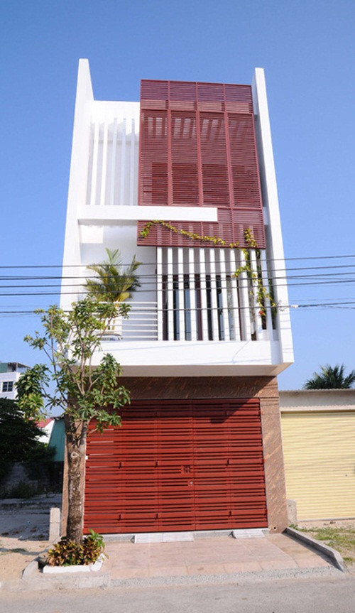 Mẫu nhà ấn tượng với thiết kế 3 tầng, mặt đứng có hai lớp linh động, lớp đầu tiên là hệ lam. Lớp thứ hai là cửa kính lùi vào trong. Ảnh: Gonhub.