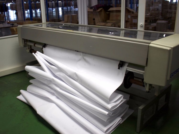 Sau đó, mẫu vải được gửi đến nhà máy in bản sao kích thước thật.
