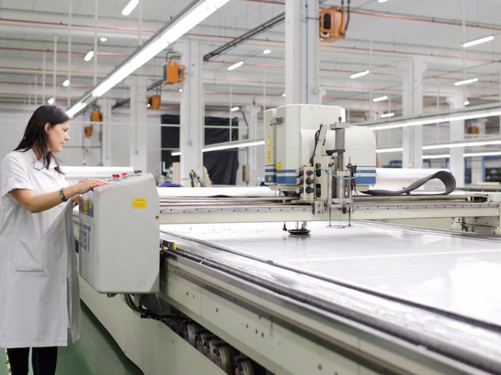 Máy sẽ cắt qua từng mảnh vải.