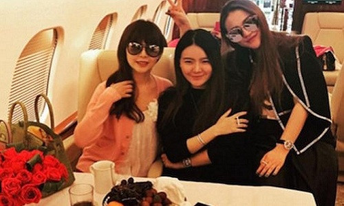 Christina Lee, con của một đại gia Trung Quốc, mời bạn đi chơi bằng phi cơ riêng.