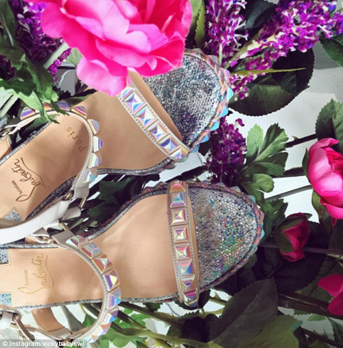 Vickybabyswl từng khoe đôi giày hàng hiệu Louboutin khiến hơn 800.000 người theo dõi tài khoản Instagram của cô ghen tỵ.