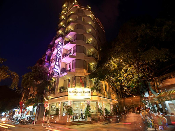 Moonview là khách sạn 3 sao, cao 9 tầng. Ảnh: Agoda.