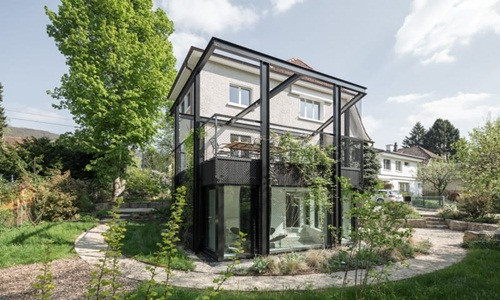 Tọa lạc tại thị trấn Arlesheim (Thụy Sĩ), chủ căn nhà cổ mong muốn có một không gian hiện đại hơn nhưng không muốn làm biến đổi giá trị cổ kính của nó.