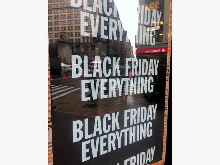 Black Friday là ngày hội mua sắm lớn nhất Mỹ. Với nhiều người dân Mỹ, mùa Black Friday thậm chí bắt đầu từ nhiều ngày trước. Ảnh: Patch.